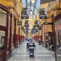 Royal Arcade Melbourne, Victoria<br>
Melbourne ist berühmt für seine kleinen Gassen und die feinen Arkaden in der Innenstadt Royal Arcade Melbourne, Victoria