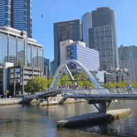 Evan Walker Bridge über den Yarra River und Skyline von Melbourne, Victoria Evan Walker Bridge und Skyline von Melbourne, Victoria