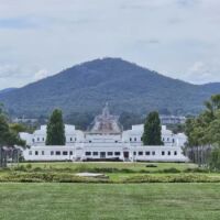 Blick vom Capital Hill auf die Anzac Parade und das Australian War Memorial Canberra, ACT