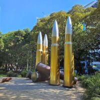 Hyde Park Sydney, New South Wales<br>
„Big Bullets“ von Tony Albert - Nicht schön, aber selten „Big Bullets“ von Tony Albert im Hyde Park Sydney, New South Wales