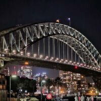 Harbour Bridge Sydney, New South Wales<br>
Bei Nacht entfaltet die Brücke ihre ganze Schönheit Harbour Bridge Sydney, New South Wales