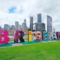 Brisbane Sign am Ufer des Brisbane River, Queensland