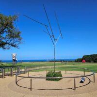 “Four Lines Up Oblique V” von George Rickey