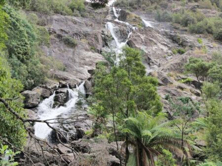 St Columba Falls in Pyengana, Tasmania<br>
Im australischen Herbst wird das Wasser weniger St Columba Falls in Pyengana, Tasmania