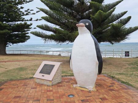 "The Big Penguin" in Penguin, Tasmania<br>
In Penguin dreht sich alles um Pinguine "The Big Penguin" in Penguin, Tasmania