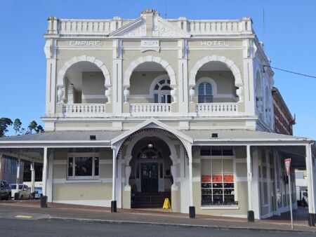Empire Hotel Queenstown, Tasmania<br>
Die Bergbaustadt lebt heute vom Tourismus Empire Hotel Queenstown, Tasmania