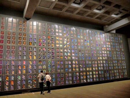 Museum of Old and New Art (MONA) Hobart, Tasmania<br>
Die Regenbogenschlange besteht aus 1.620 Bildern Museum of Old and New Art (MONA) Hobart, Tasmania