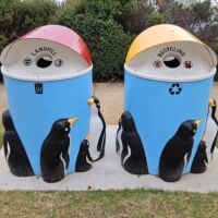 Main Road Penguin, Tasmania<br>
Die kleine Stadt steht ganz im Zeichen des Pinguins AUS-TAS-2.15_liegewiese_mona_hobart_tasmania