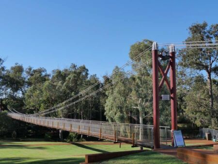 Hängebrücke am Heritage Walk Pinjarra, Western Australia Hängebrücke am Heritage Walk Pinjarra, Western Australia