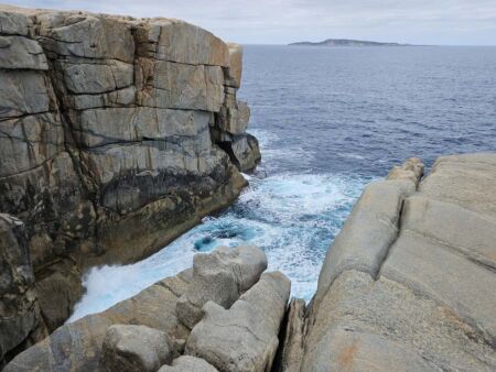 The Gap im Torndirrup National Park, Western Australia<br>
Eine 24 m hohe Felswand, vollkommen senkrecht im Meer stehend The Gap im Torndirrup National Park, Western Australia