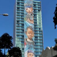 Wandbild von Matt Adnate am Adnate Hotel Perth, Western Australia<br>
Das 25-stöckige Wandgemälde ist eines der höchsten in der südlichen Hemisphäre Wandbild von Matt Adnate am Adnate Hotel Perth, Western Australia