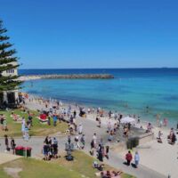 Sculptures by the Sea am Cottesloe Beach Perth, Western Australia<br>
Das jährliche Skulpturenfestival am Strand Sculptures by the Sea am Cottesloe Beach Perth, Western Australia