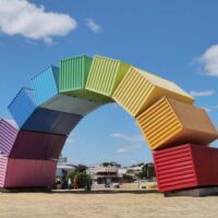 "Rainbow" von Marcus Canning in Fremantle, Western Australia<br>
Neun recycelte Seecontainer, etwa 9 Meter hoch und 19 Meter lang, Gesamtgewicht 66 Tonnen "Rainbow" von Marcus Canning in Fremantle, Western Australia