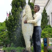 Vor dem Shedd Aquarium Chicago, Illinois<br>
"Man with Fish" von Stephan Balkenhol Man with Fish (Chicago, Illinois)