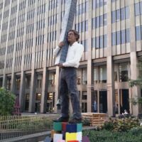Toronto, Ontario<br>
"Condo Man" von Stephan Balkenhol Condo Man (Toronto, Ontario)