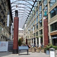 CityQuartier Dom Aquarée Berlin, Germany<br>
"Torwächter" von Stephan Balkenhol Torwächter (Berlin, Germany)
