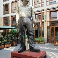 Lichthof Pariser Platz Berlin, Germany<br>
"Großer Mann mit kleinem Mann" von Stephan Balkenhol Großer Mann mit kleinem Mann (Berlin, Germany)