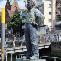 Martinianleger Bremen, Germany<br>
„Mann mit Vogel“ von Stephan Balkenhol Mann mit Vogel (Bremen, Germany)