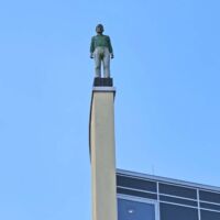 Heliosklinik Krefeld, Germany<br>
"Mann mit grünem Hemd und grauer Hose" von Stephan Balkenhol Mann mit grünem Hemd und grauer Hose (Krefeld, Germany)
