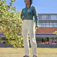 Universität Bayreuth, Germany<br>
"Figuren auf Säulen" von Stephan Balkenhol Figuren auf Säulen (Bayreuth, Germany)