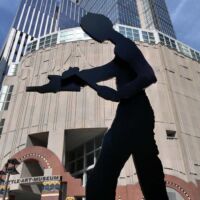 Seattle Art Museum Seattle, Washington<br>
"Hammering Man" von Jonathan Borofsky Hammering Man (Seattle, Washington)
