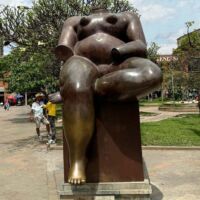 Mujer sentada (Medellín, Colombia)
