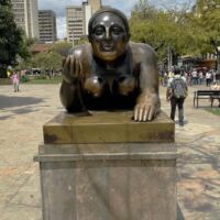 Mujer con fruta (Medellín, Colombia)