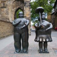 Mann mit Stock, Frau mit Schirm (Goslar, Germany)