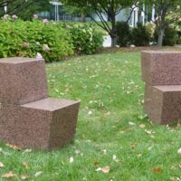 Toledo Museum of Art, Ohio<br>
“Pair of Parallelogram Chairs” von Scott Burton Pair of Parallelogram Chairs (Toledo, Ohio)