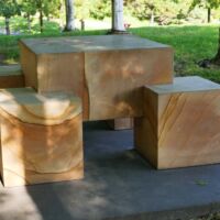 Minneapolis Sculpture Garden, Minnesota<br>
"Seat-Leg Table" von Scott Burton Seat-Leg Table (Minneapolis, Minnesota)