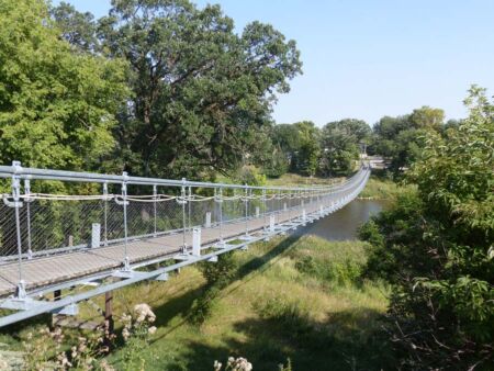 Swinging Bridge in Souris, Manitoba<br>
Mit 604 Fuß die längste Hängebrücke Kanadas - 7 Fuß länger<br>als die Brücke an Eagle Canyon, die sich fälschlicherweise mit diesem Titel schmückt Swinging Bridge in Souris, Manitoba