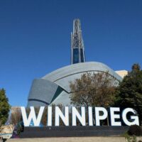 Winnipeg Sign und Canadian Museum for Human Rights in Winnipeg, Manitoba
