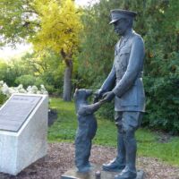 Lt. Harry Colebourn mit Winnie-the-Pooh im Assiniboine Park in Winnipeg, Manitoba