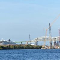 International Bridge Sault Ste. Marie, Ontario<br>
Die Erweiterung der Soo Locks auf amerikanischer Seite ist deutlich erkennbar International Bridge Sault Ste. Marie, Ontario