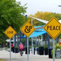 Peace and Love am Riverwalk Lansing, Michigan