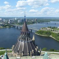 Blick vom Parliament Hill in Ottawa, Ontario auf Rideau Canal und Ottawa River