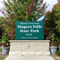 Parkeingang zum Niagara Falls State Park, New York Parkeingang zum Niagara Falls State Park, New York