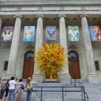 "The Sun" von Dale Chihuly vor dem <br>Musée des Beaux-Arts in Montréal, Québec "The Sun" von Dale Chihuly