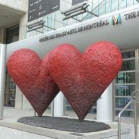 "Twin 6' Hearts" von Jim Dine
