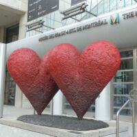 "Twin 6' Hearts" von Jim Dine vor dem <br>Musée des Beaux-Arts in Montréal, Québec "Twin 6' Hearts" von Jim Dine