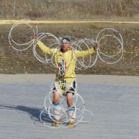 Hoop Dancer im Wanuskewin Heritage Park in Saskatoon, Saskatchewan