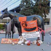 "Every Child Matters" vor der City Hall in Calgary, Alberta