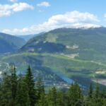 Blick vom Meadows in the Sky Parkway auf den Columbia River im Revelstoke National Park, British Columbia