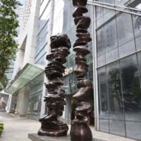 Raffles Place, Singapore<br>
"Points of View" von Tony Cragg Points of View (Singapore)