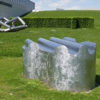 Würth Skulpturengarten Künzelsau, Germany<br>
"Groundswell" und "Masters of the Universe: Screen Version" von Richard Deacon Groundswell und Masters of the Universe: Screen Version (Künzelsau, Germany)