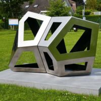 Gustavsgarten Bad Homburg, Germany 2025<br>
"Twofold Way CD" von Richard Deacon Twofold Way CD (Bad Homburg, Germany 2025)