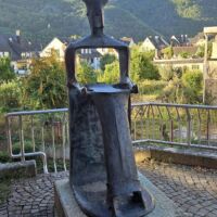 Amtsgericht Bernkastel-Kues, Germany<br>
"Ruhender Richter mit offenem Herzen" von Lothar Fischer Ruhender Richter mit offenem Herzen (Bernkastel-Kues, Germany)