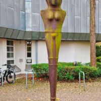 Akademie für Tonkunst Darmstadt, Germany<br>
"Große Stehende" von Lothar Fischer Große Stehende (Darmstadt, Germany)