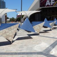 Festival Plaza Adelaide, South Australia<br>
"Tetrahedra" von Bert Flugelman Tetrahedra (Adelaide, South Australia)