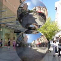 Rundle Mall Adelaide, South Australia<br>
“The Spheres” (The Mall’s Balls) von Bert Flugelman The Spheres (Adelaide, South Australia)